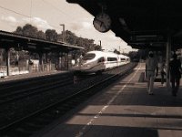 Bahnsteig und Zug - Bhf.Wesel  Yashica FR1, 2.8/28, Rollei  Retro 100/64