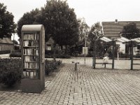 Dorfbibliothek  Pentax LX, SMC 2.8/24; Bergger Pancro 400 : Mensch, Marktplatz, Bücherschrank, Dorf, Bücher, homepage, Bushaltestelle