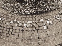 Brunnen - Steine mit Botschaft  Pentax LX, SMC 2.8/24; Bergger Pancro 400 : homepage, Brunnen, Marktplatz, Dorf, Steine