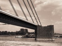Brückenpfeiler der alten Brücke  Pentax 67II, SMC 2.4/105, Gelbfilter, Bergger Pancro 400