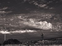 Sendemast vor mächtigen Wolken  Pentax K-1, smc PENTAX-FA 77mm F1.8 Limited  - 12.08.2018 - : Gatter, Himmel, Sendemast, Wolken, Zaun