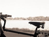 Fahrrad vor Landschaft  Pentax MZ-S, SMC FA  1.9/43 Limited, Gelbfilter, Adox CHS100II@64