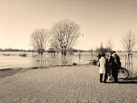 Schwätzchen bei Hochwasser  Pentax 645N, SMC FA 2.8/45, Gelbfilter, Bergger Pancro400@250  - 07.02.2020 -