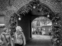 Eingang zum dörflichen Weihnachtsmarkt  PENTAX K-3 Mark III Monochrome, HD PENTAX - DA* 2.8/ 11-18 ED DC AW  - 29.11.2025  -