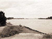 Flusslandschaft mit Mann  Pentax MZ-S, SMC FA  1.9/43 Limited, Ilford HP5plus@400