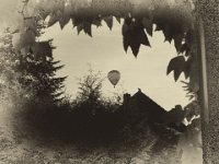 Der Ballon  Pentax K-01, grafische Bearbeitung - 10.09.2016 - : Dach, Fenster Ausblick, Fesselballon, Heizluftballon, Himmel
