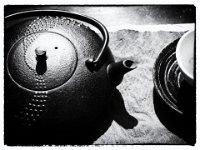 Tee  Pentax K-01, Vintage-Foto Noir - 13.04.2016 - : Sonnenschein, Stillleben, Tablett, Tee, Teekanne, Teetasse