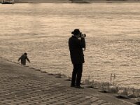 Fotograf am abendlichen Rhein  iPhone 8 plus,  Sepia grafische Umsetzung  - 9.November 2018 - : Abendrot, Kind, Fähre, Fluss, Mann, Rheinufer, Orsoy, Walsum, Rhein, Abenddämmerung, Anleger, Sonnenuntergang